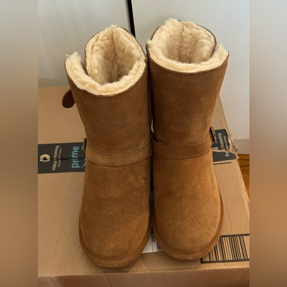 BEARPAW Women’s Elaina Tan buckle
Suede Boots Size 6